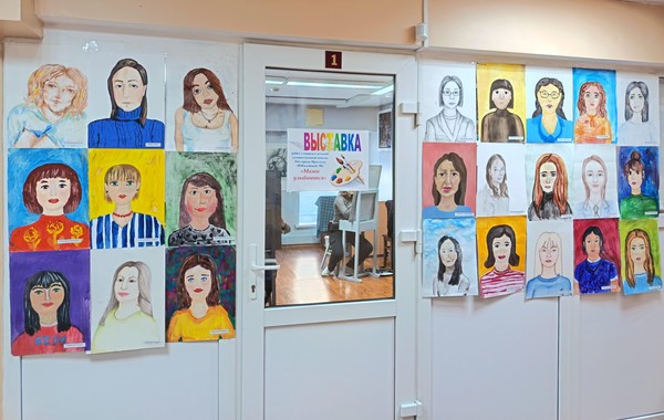 МБУ ДО ДХШ №4 города Иркутска выставка «Мамы улыбаются», посвященная Дню Матери