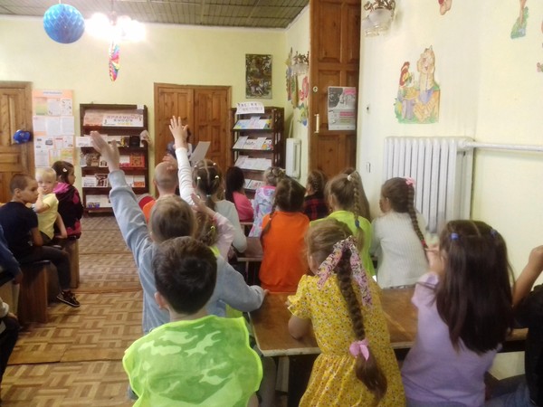 Литературно-игровой час «Я помню о маме везде и всегда»