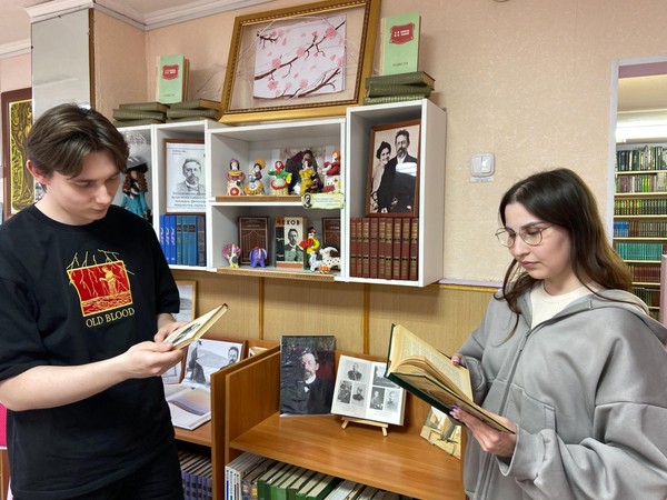 «Оживи свои будни шелестом книжных страниц…»