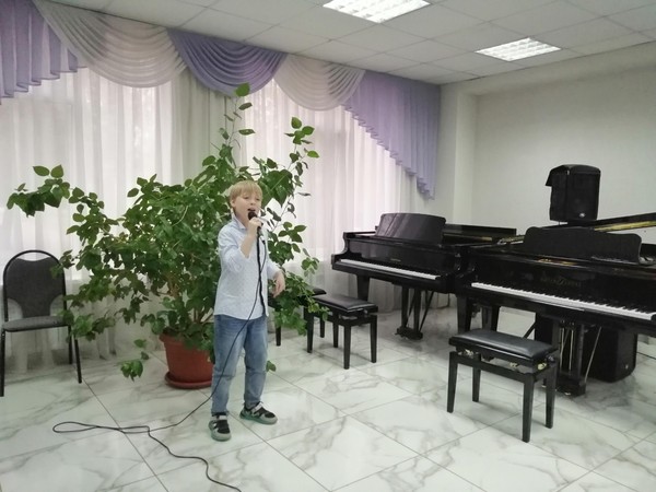 Программа «Мастерская звуков: погружение в мир эстрадного вокала»