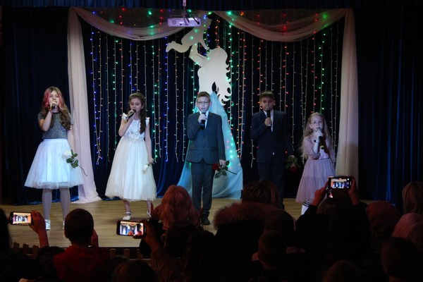 Концертная программа «Нет дороже слова мама!»