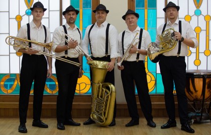 Вокруг света с Брасс-квинтетом