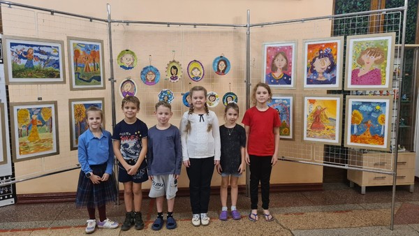 Выставка рисунков «Я на мамочку похожа!»