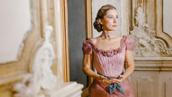 Розовое платье