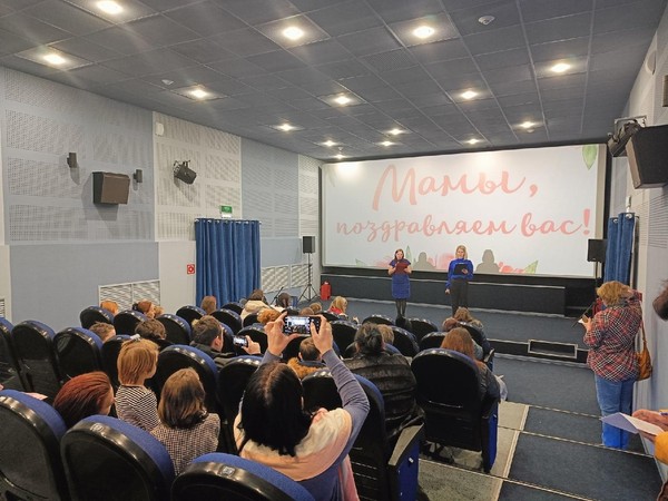 Литературно-музыкальная композиция «Для милых мам»