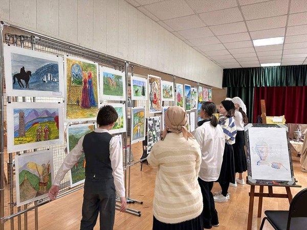 Выставка детских работ ко Дню матери «Гимн матери»