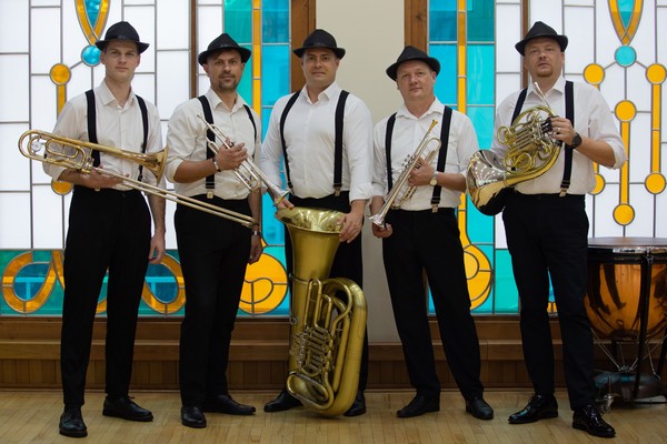 Вокруг света с Брасс-квинтетом