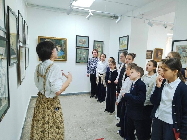 Экскурсия по выставке «Нам 25 лет»