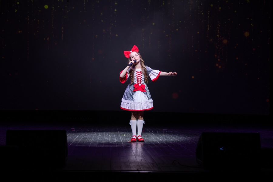 Мамины звёздочки приглашают на праздничный концерт ко Дню матери в КДЦ «Максим»