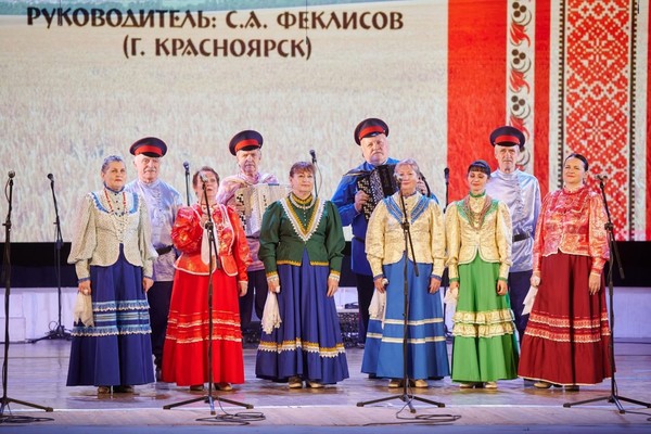 Льются песни над рекой