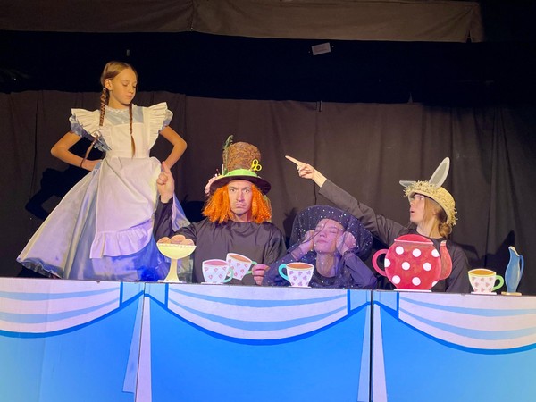 Спектакль «Аня в Стране чудес»