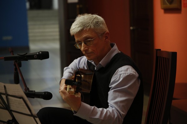 Музыкально-поэтический вечер «Пока Земля еще вертится»