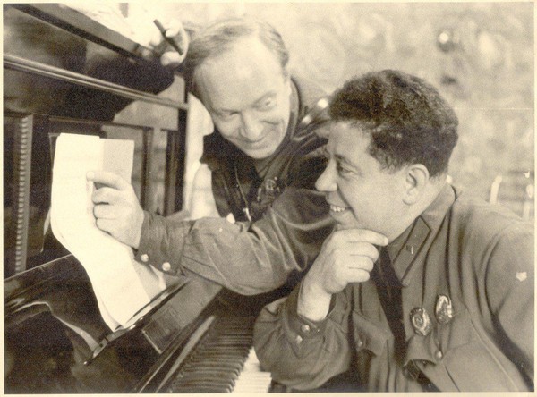 Выставка «В окопах и на сцене»