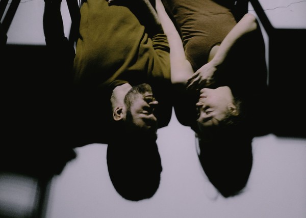 Двое на качелях