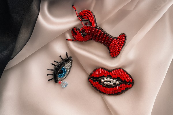 Броши с характером: сюрреализм на булавке