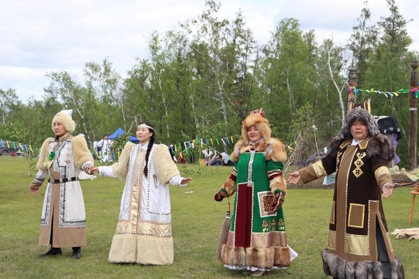 Показ отрывка из олонхо «Герой»