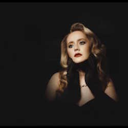 Элли на маковом поле