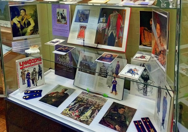 По мундиру встречают