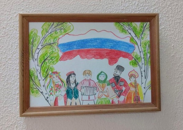 Выставка рисунков от изостудии «Мир увлечений» -«В единстве наша сила»