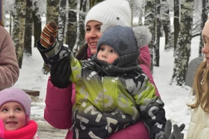 Праздничная игровая программа «Мамочки, дочки, сыночки!»