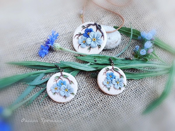 Мастер-класс по лепке из полимерной глины Кулон «Незабудки»