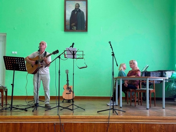 Творческая встреча автора-исполнителя Сергея Олейника «И вновь чарует музыка стиха…»