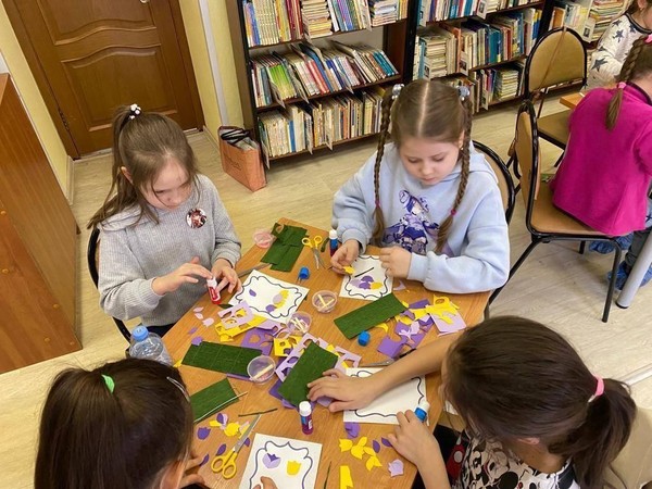 Творческое занятие «Поздравь свою маму»