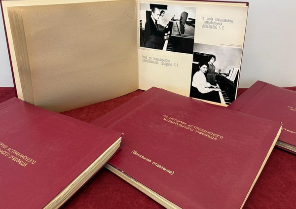 Выставка Анны Бединой — преподавателя ДХШ № 1, приуроченная ко Дню Матери