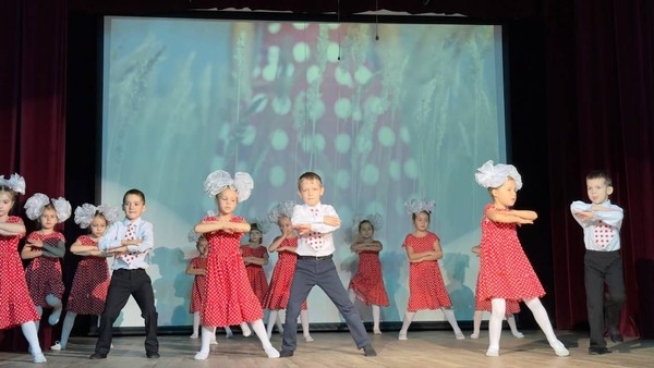 Концерт младших коллективов клубных формирований ко Дню матери