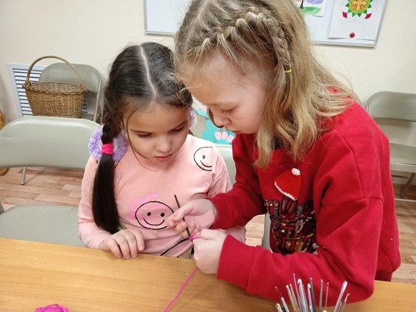 Творческое занятие «Цветная ниточка»