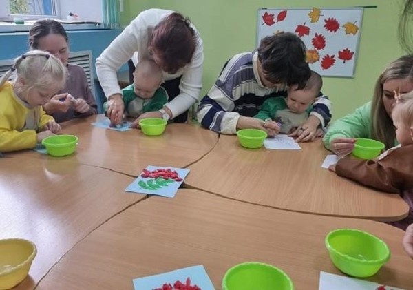 Литературный час «Мамина улыбка счастье вносит в дом»