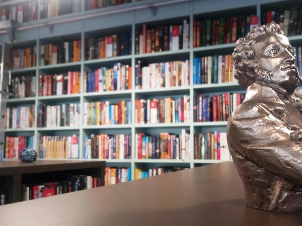 На площади полки