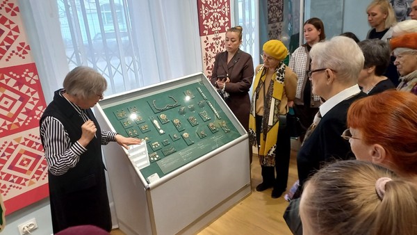 Экскурсия по выставке «По платью видно, кто идет»