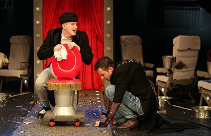 Трое на качелях