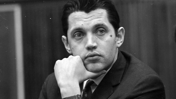 Выставка-портрет «Поэзия Роберта Рождественского»