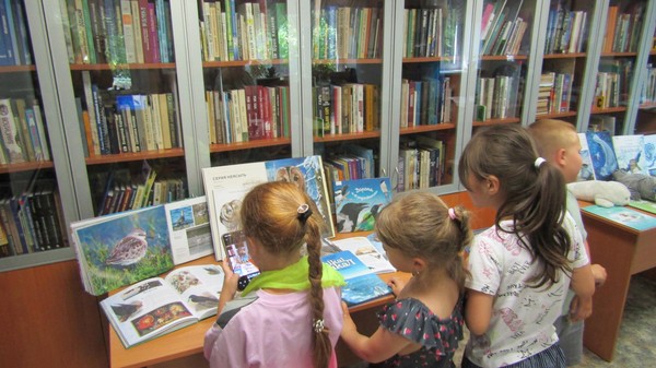 Книжно-иллюстрированная выставка «Крылатые соседи по планете»