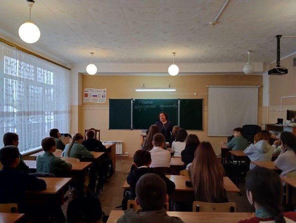 Информационно-исторический час «Сила России в единстве народов»