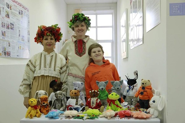 Выставка изделий творческого объединения «Универсал» и народной художницы Любови Лутовой