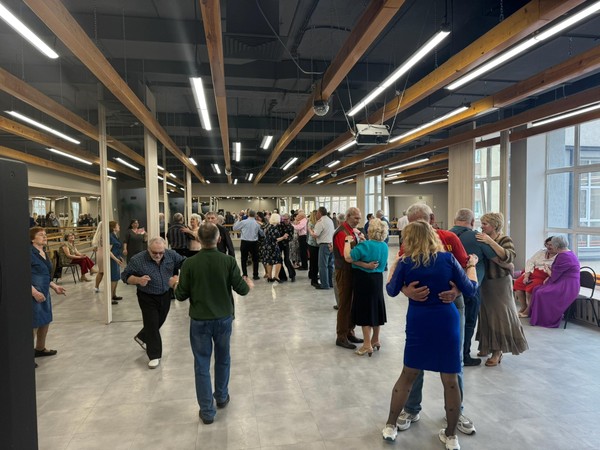 Танцевально-развлекательная программа «Согреем ладони, разгладим морщинки»