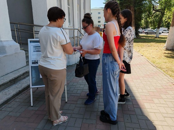 Информационная акция «Читающая улица»