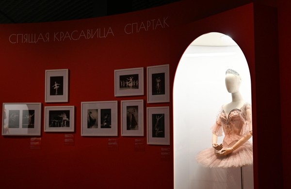 Экскурсия по выставке «Майя Плисецкая. Полюс магии»