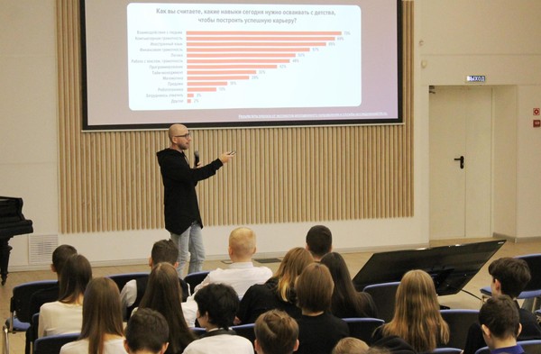 Лекция «Новая цифровая грамотность: почему умение работать с ИИ становится базовым»