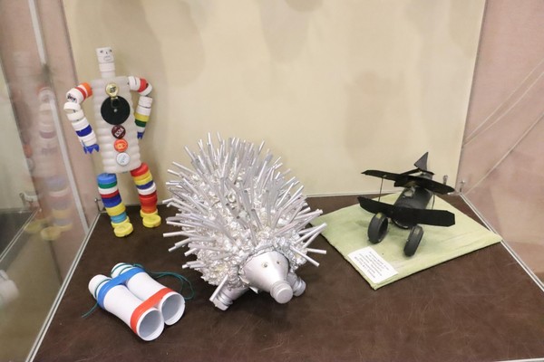 Выставка творческих работ «Мир вокруг нас»