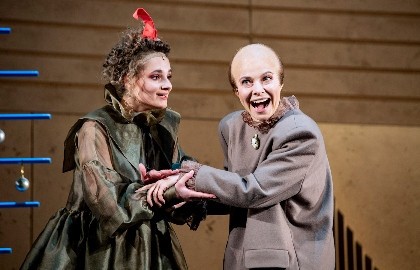 8 любящих женщин