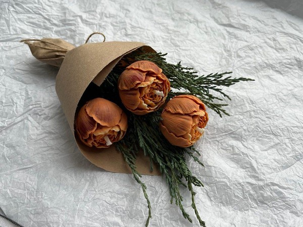 Мастер-класс «Новогодний букет-комплимент из свечей пионов»