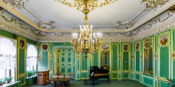 Круглый стол «От сухого документирования — к живому человеческому началу»