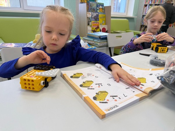 Интерактивное занятие «Умнюшкин и Хитрюшкин: цветные волшебники»