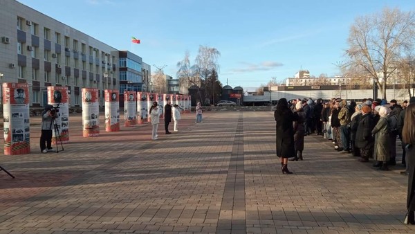 Экскурсия по уличной выставке «Герои многонационального Татарстана» в ходе церемонии закрытия Года защитника Отечества