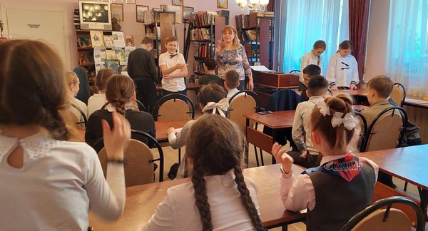 Литературно музыкальная гостиная «Без этих песен мир не весел»