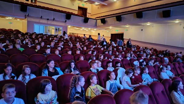 Просмотр фильма «Новогодние приключения Маши и Вити» по пьесе Павла Финна